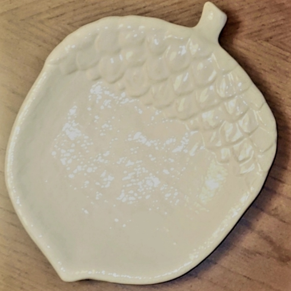 New Plates Set/6  Stoneware Acorns, Microwave/ Dishwasher Safe, Dessert